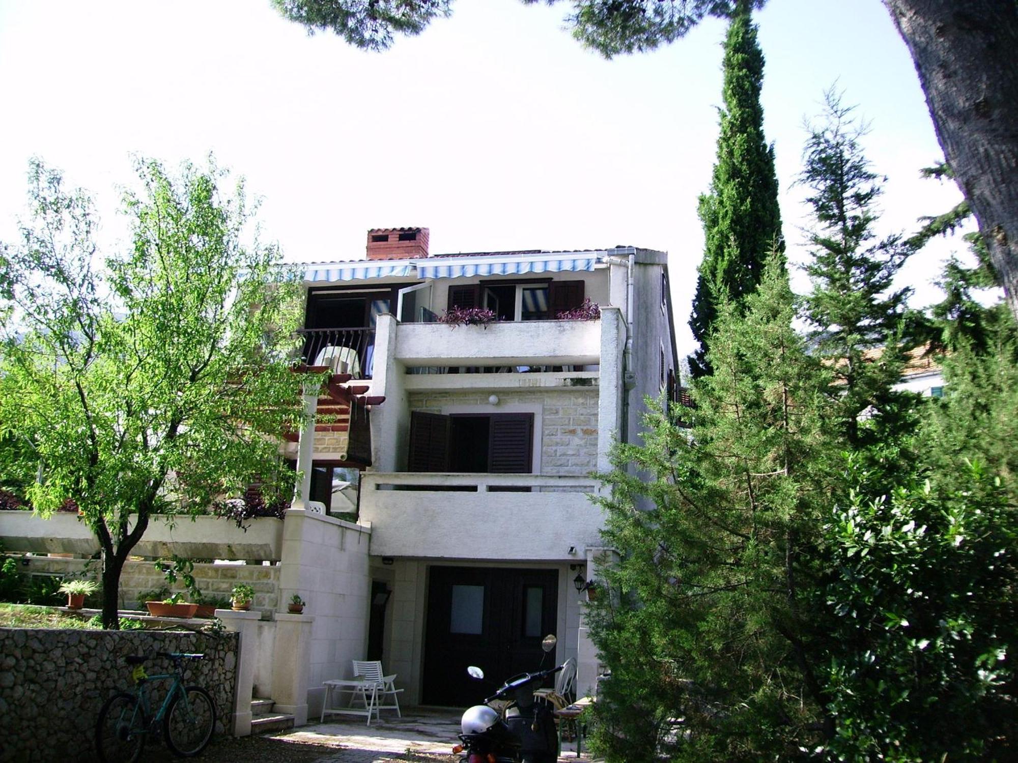 Pine Wood Oasis Apartments Bol Exterior photo